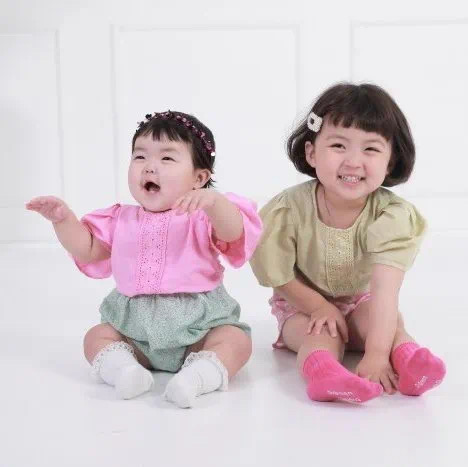 罗熙站在板凳上的情侣头像,罗熙彩色头像图片