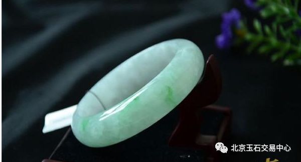 手镯小了佩戴手镯方法,怎么戴手镯不容易变形开口