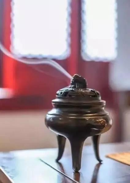 闲居无事可评论的出处,闲居无事可评论的上一句是什么