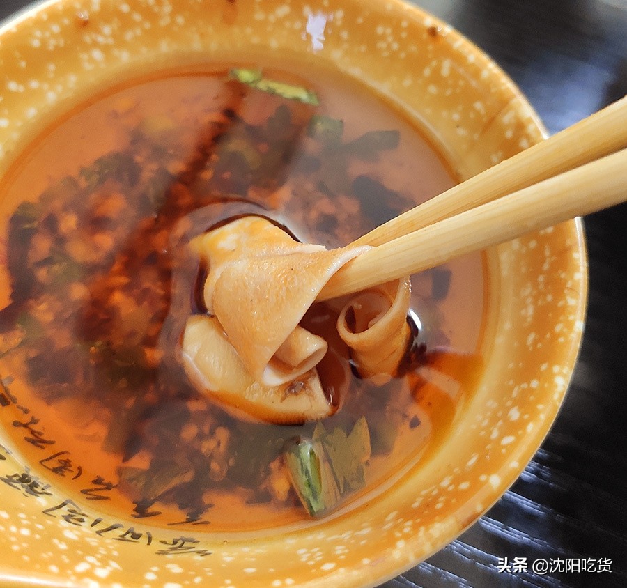 冒菜是一个神奇的存在，味道像牛油火锅，还可以蘸油碟配米饭