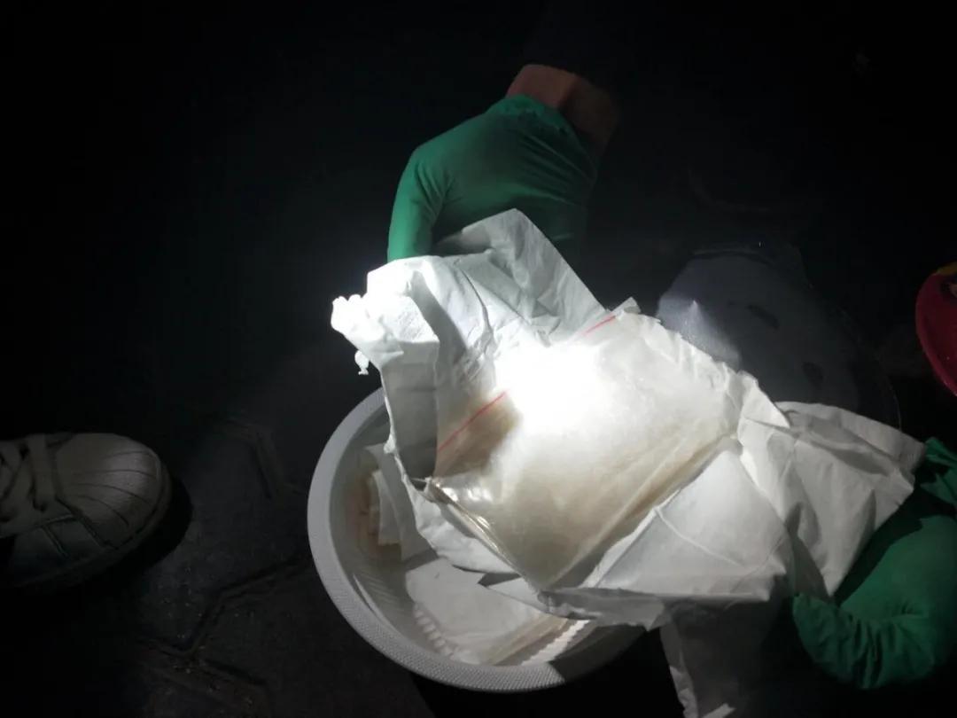 视频直击：警花抓捕女毒贩，千里追击擒主犯，方便面盒内藏端倪