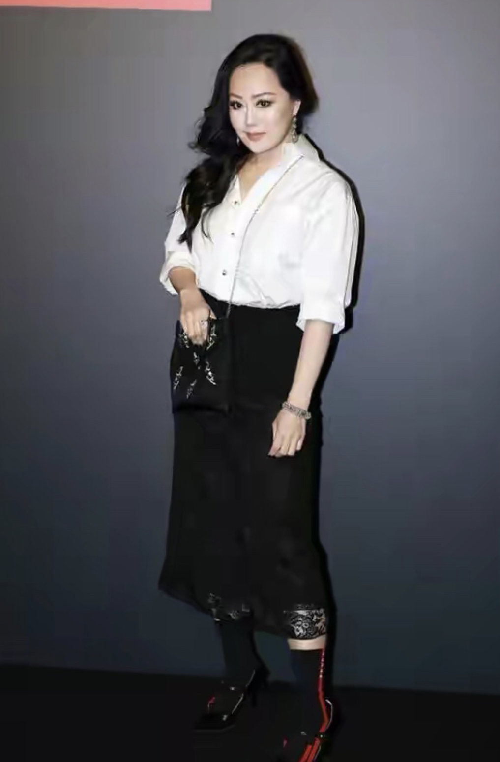 微胖的章小蕙才是真贵妇，穿红色网纱裙成熟优雅，名媛气质藏不住