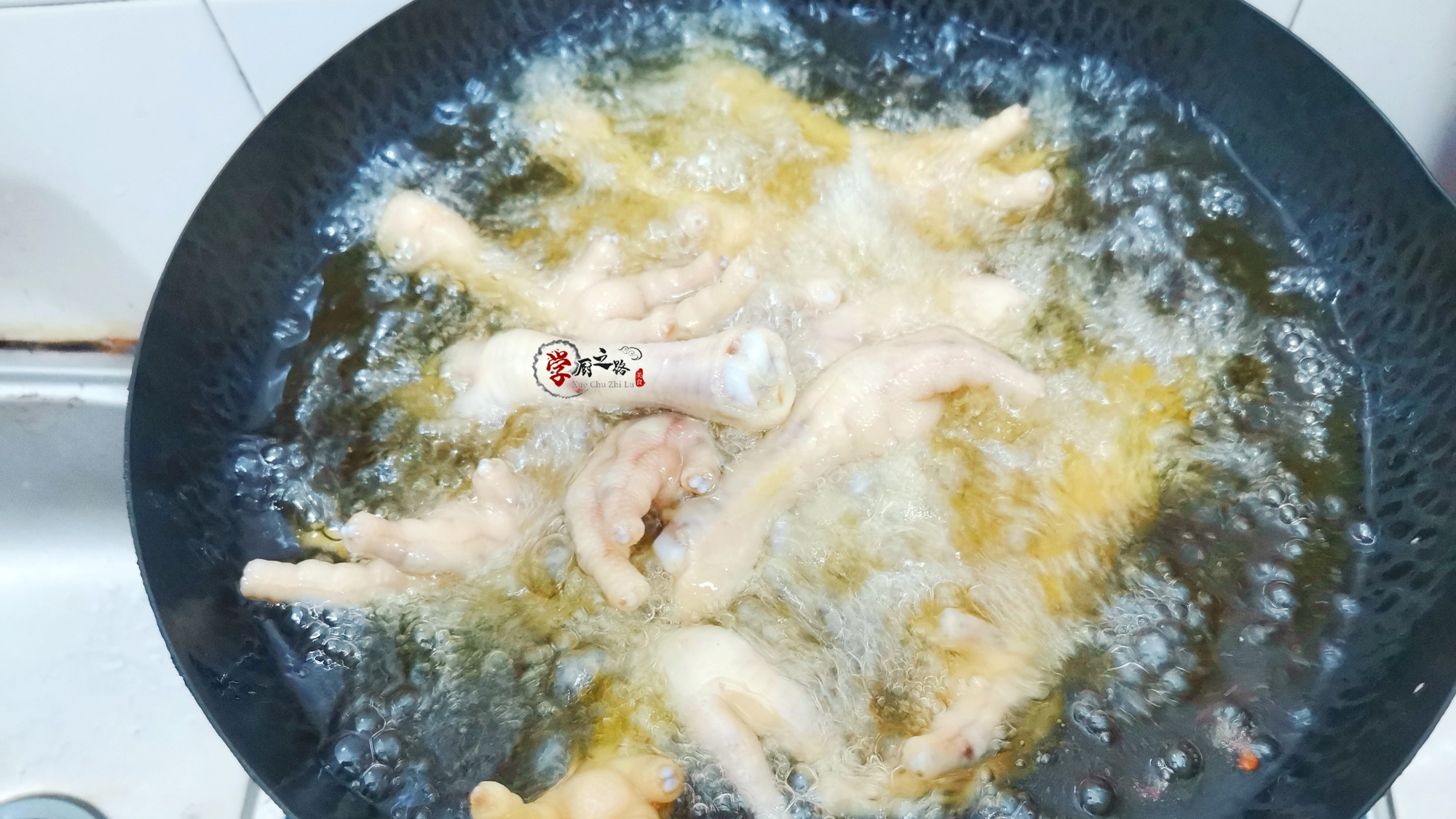 虎皮鸡爪软烂脱骨的技巧,虎皮鸡爪破皮方法