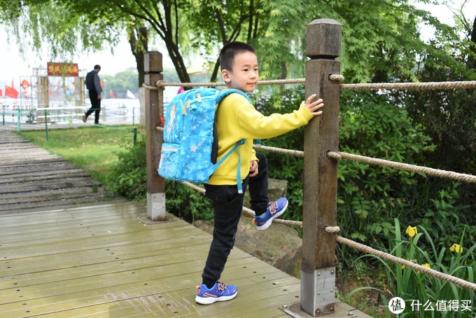 别让孩子输在起跑线，背上GMT for Kids挪威小方包，轻便 舒适 充裕