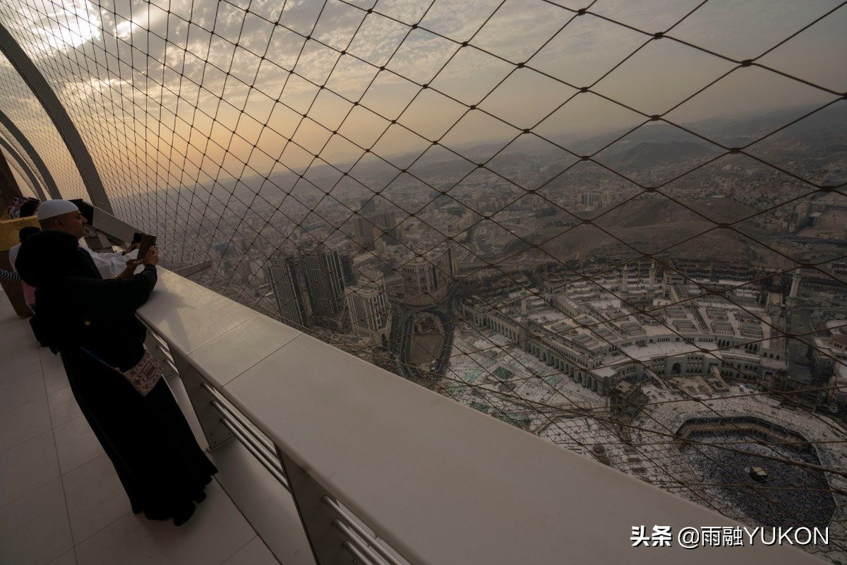 601米的全球最高钟塔：耗资1025亿，25公里外都可见