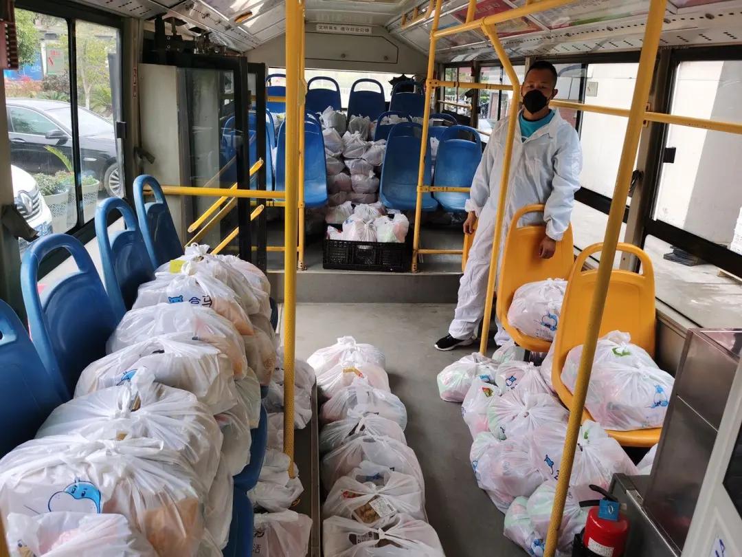 菜是自己去批发市场拿还是让送,菜农的菜是怎么到消费者手里的