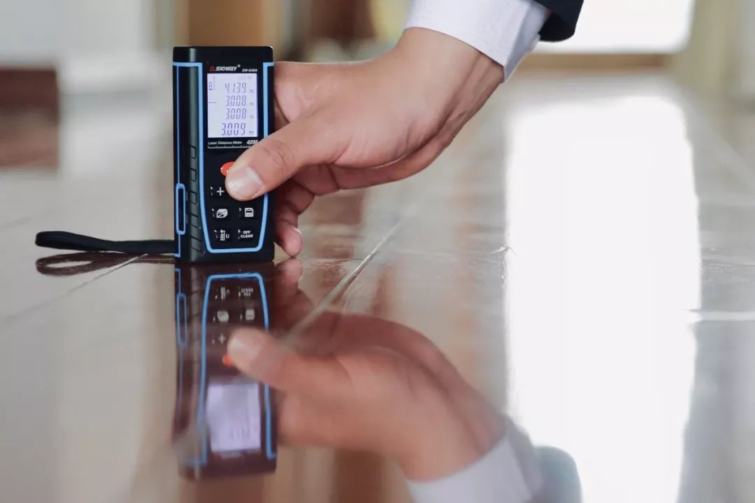 工作场合变身,链家经纪人职业装蝴蝶结