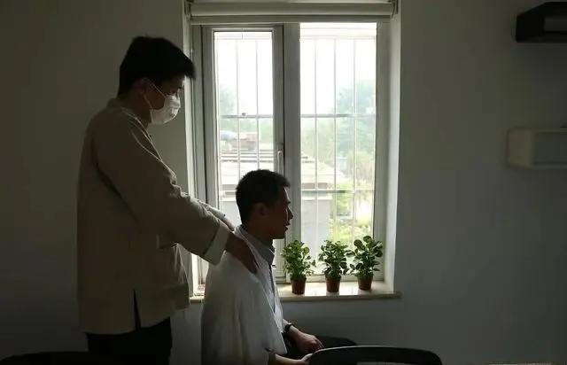 后背有时候疼痛是什么病的预兆,后背偶尔难受是什么病的征兆