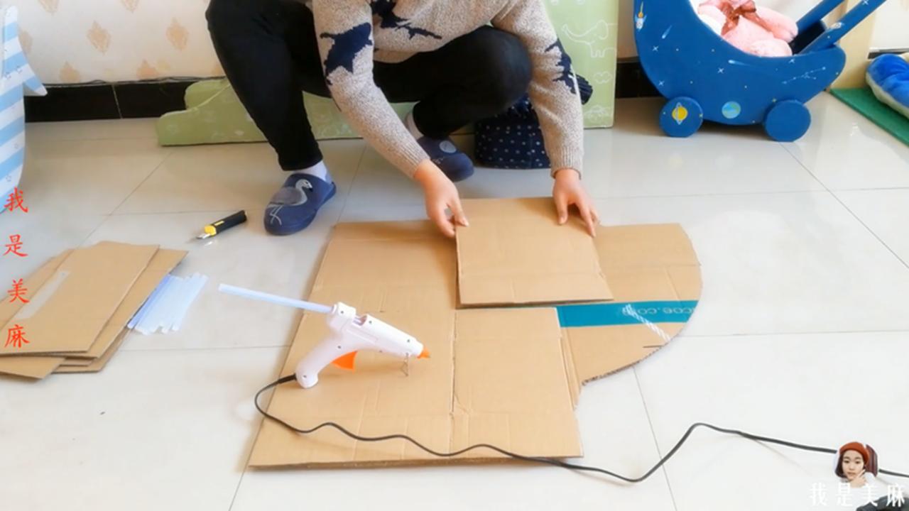 爸爸用纸箱做了个小汽车，转向灵活，动力强劲，比游乐场的还好玩