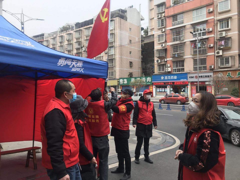 危急时刻他们挺身而出连救5人,危急时刻他们挺身而出的样子