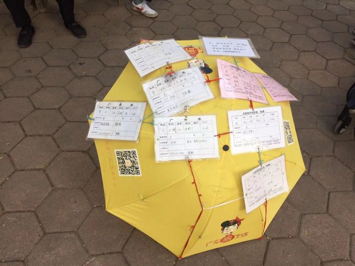 在相亲角逛了一圈,我们差点脱不开身