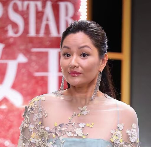 瞿颖近照，皮肤粗糙法令纹明显还发福严重，似老了十岁