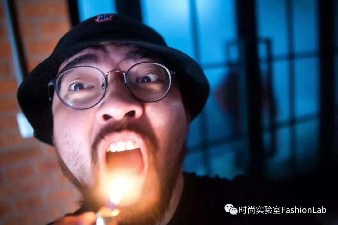 无论他多有钱都会拿走你的打火机,不管你的朋友多有钱都会拿打火机