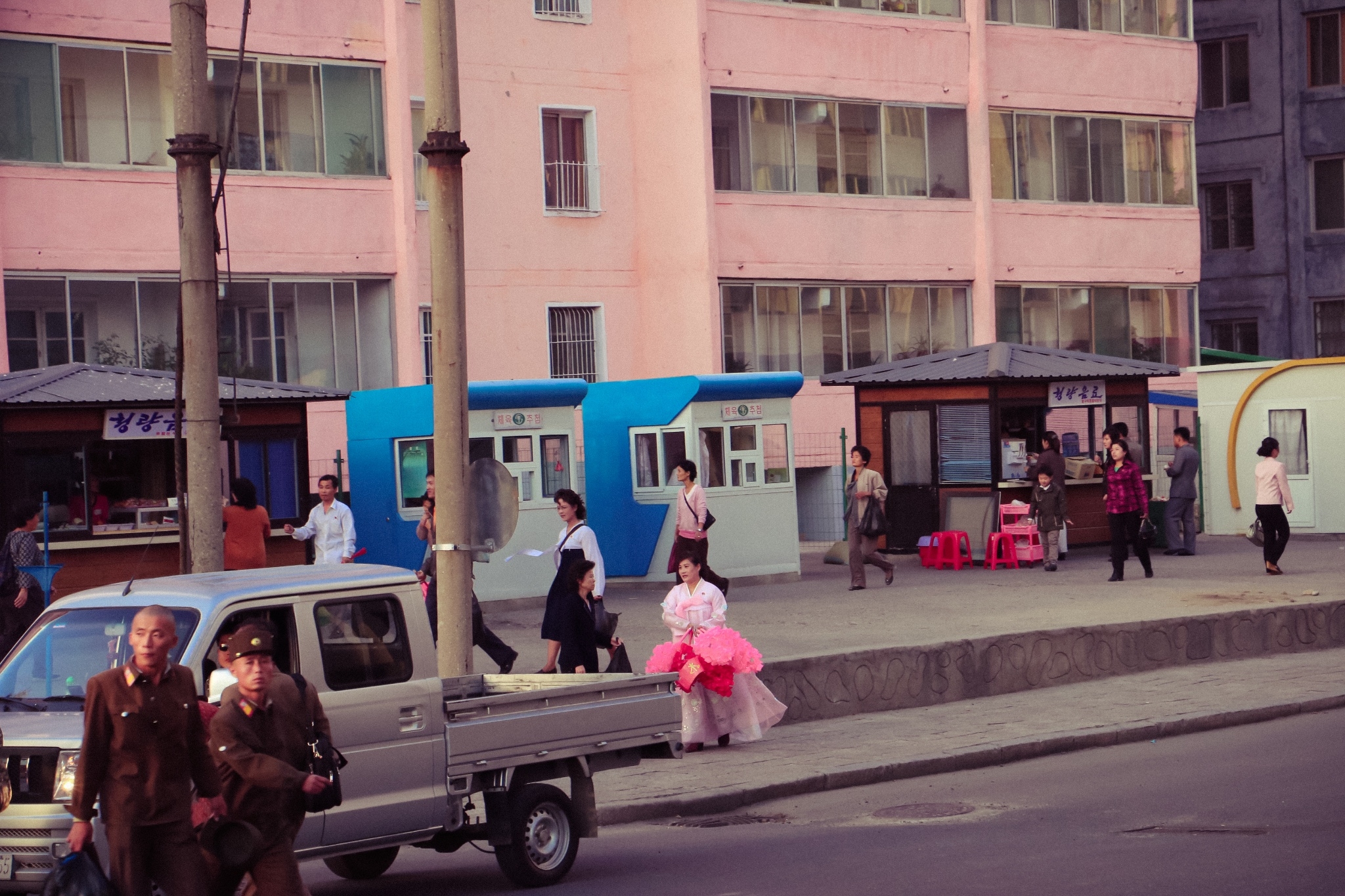 朝鲜现实影像,朝鲜士兵观察韩国动态图片