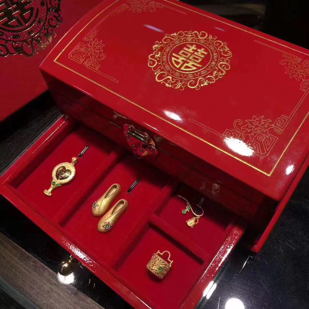 为什么结婚一定要买中国珠宝钻戒,结婚买钻戒好还是金首饰好