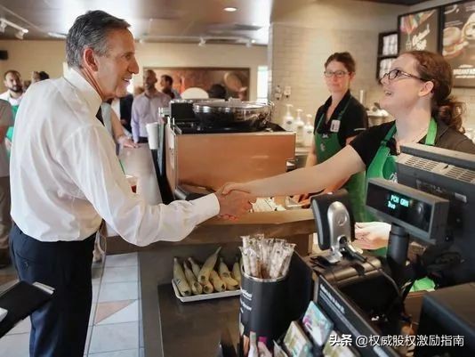 星巴克创始人的艰难时刻,星巴克创始人传奇