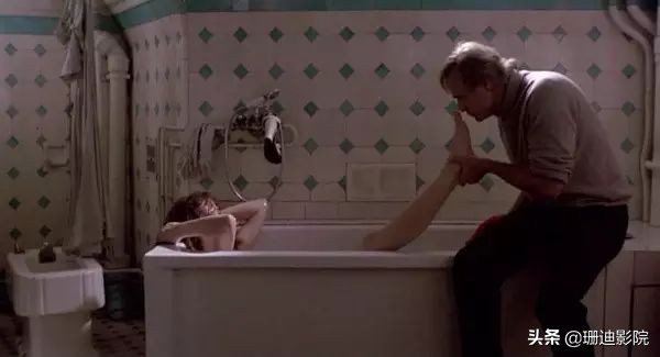 这样的大尺度R级片,注定在影史上留下浓重的一笔