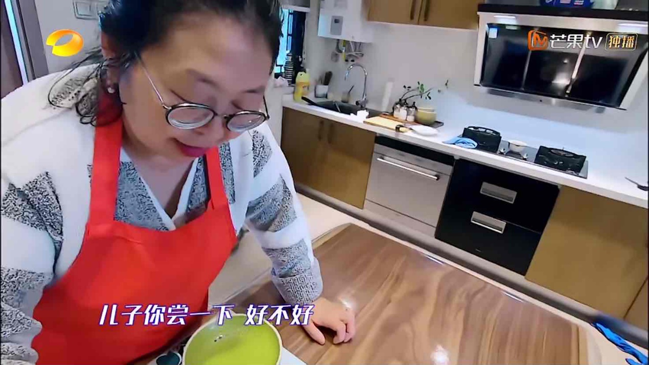 快本男主持私宅公开，嘉哥梳妆台上堆满化妆品，和何老师大有不同