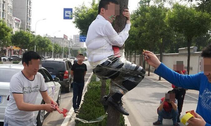 闹婚伴娘被新娘制止,新娘结婚当天晚上伴娘被闹