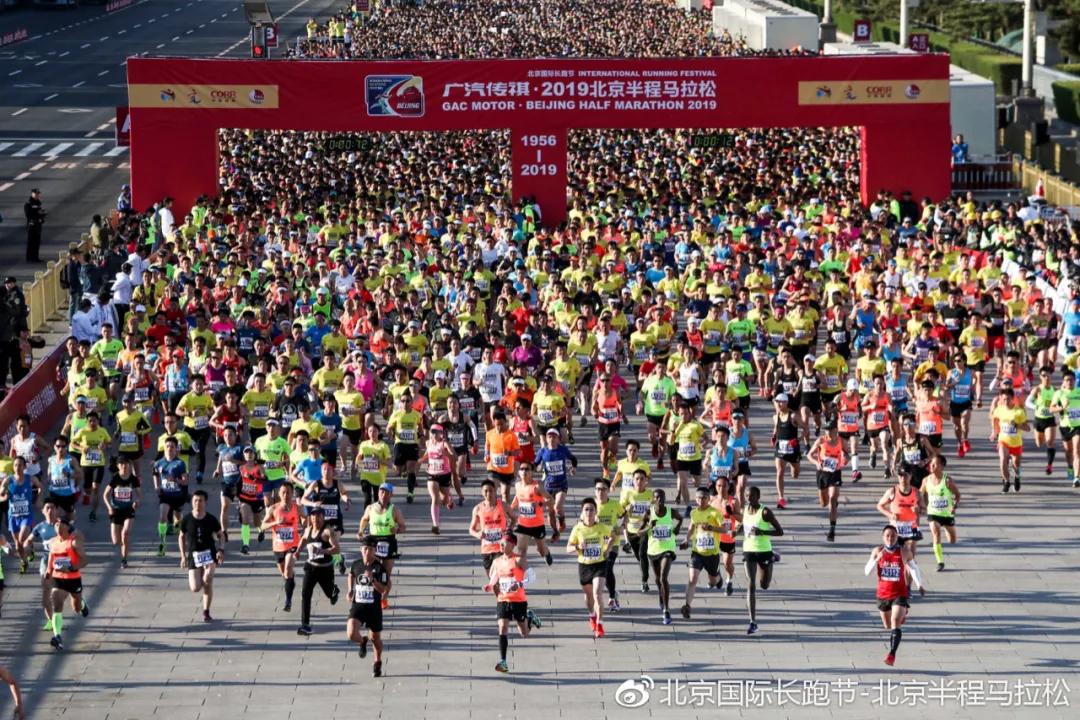 刘嘉玲穿运动鞋,54岁的刘嘉玲穿运动装登山