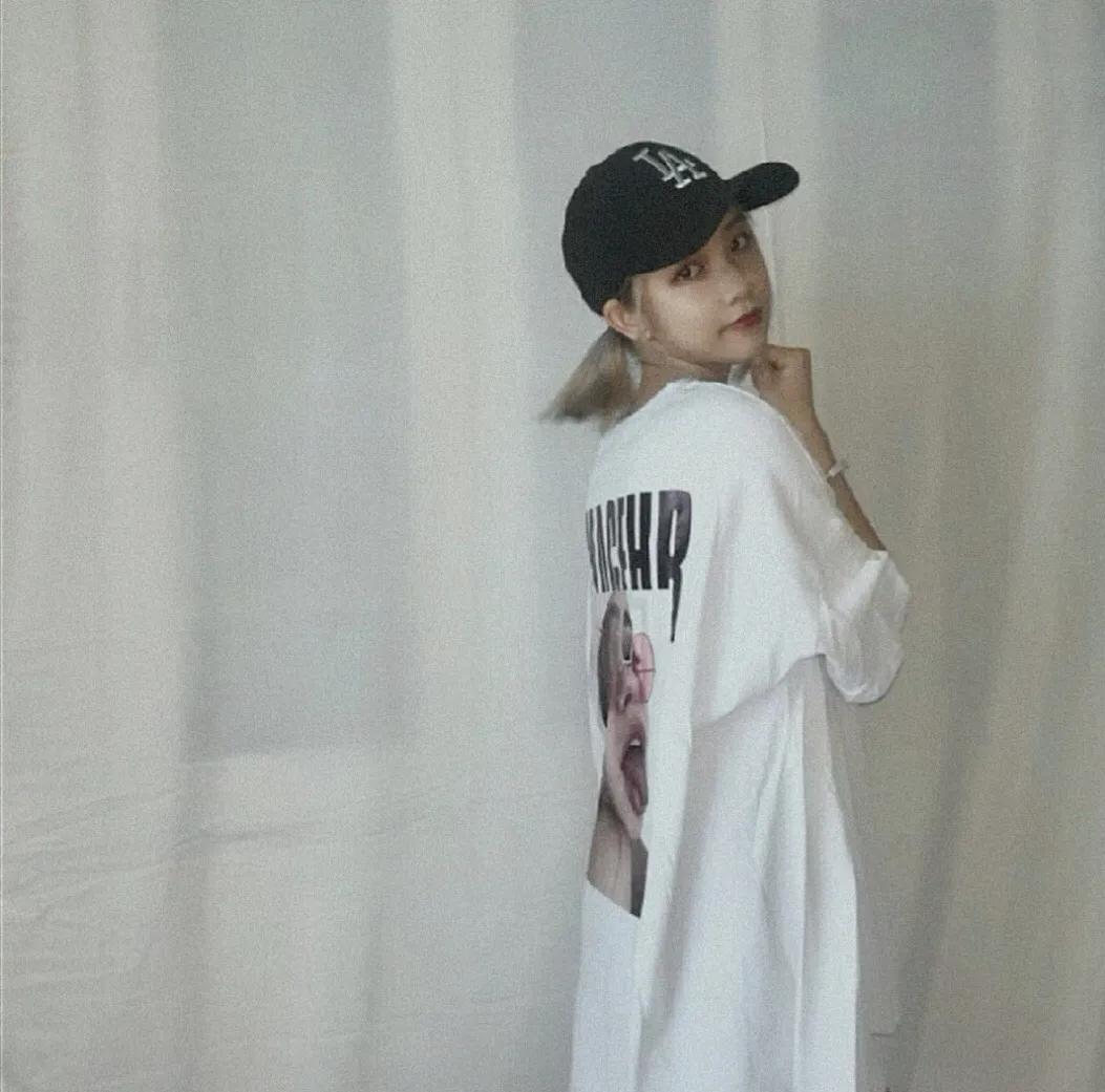 中性风酷帅棒球帽穿搭,秋冬杏色棒球帽穿搭