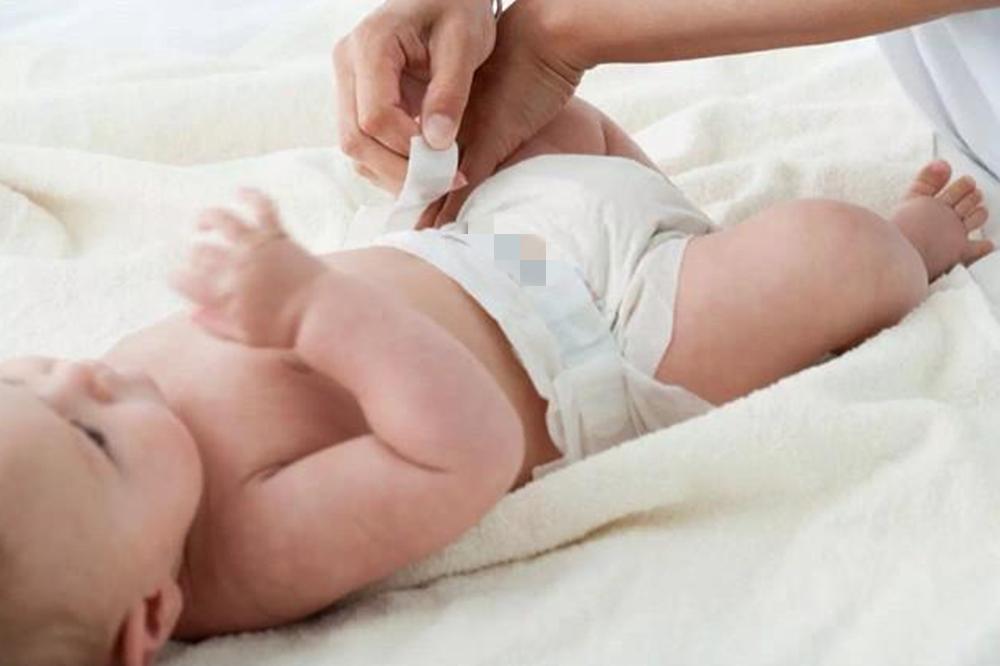 宝宝晚上没醒尿不湿很满需要换吗,宝宝晚上睡整觉怎么换尿不湿