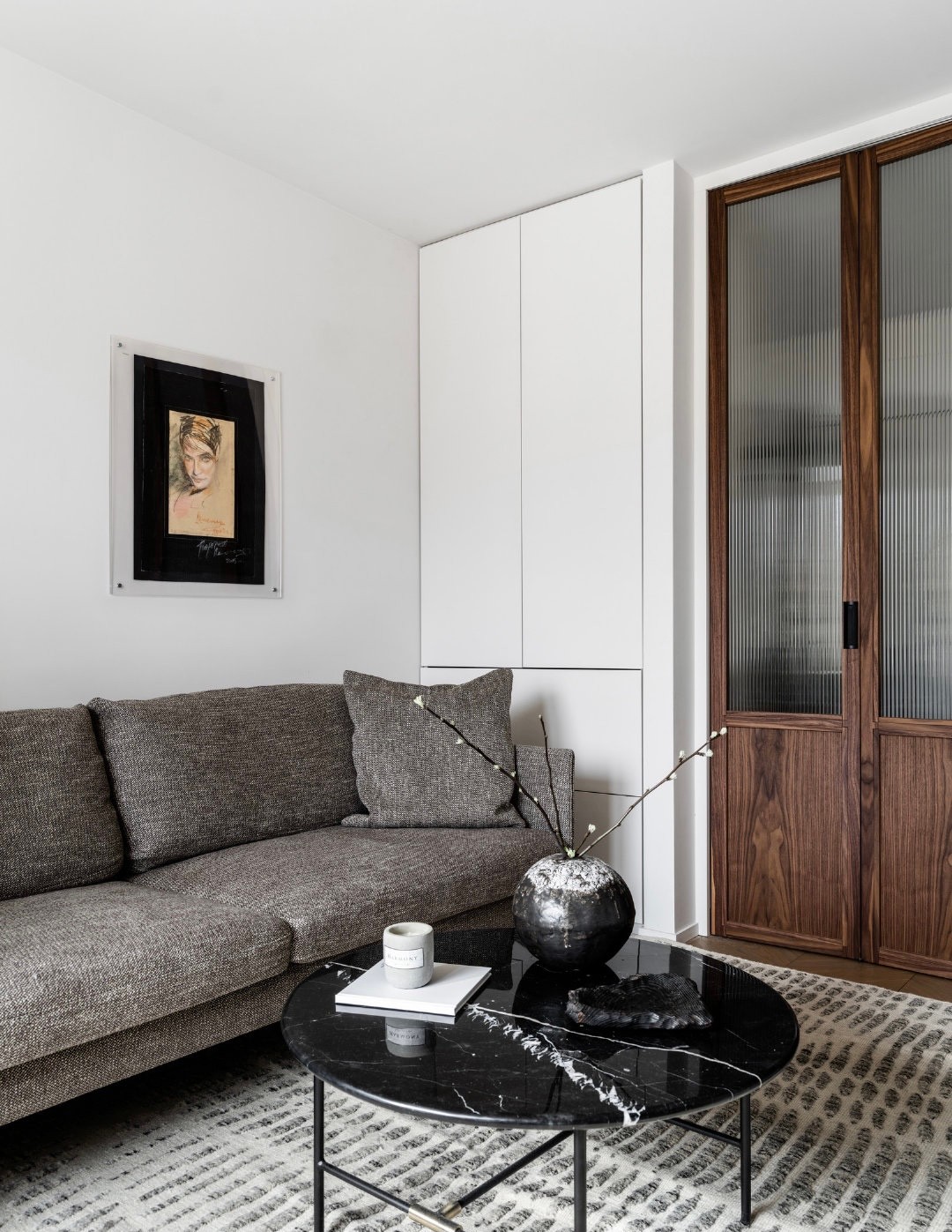 50平小户型深色极简风,深木色和灰色适合小户型吗