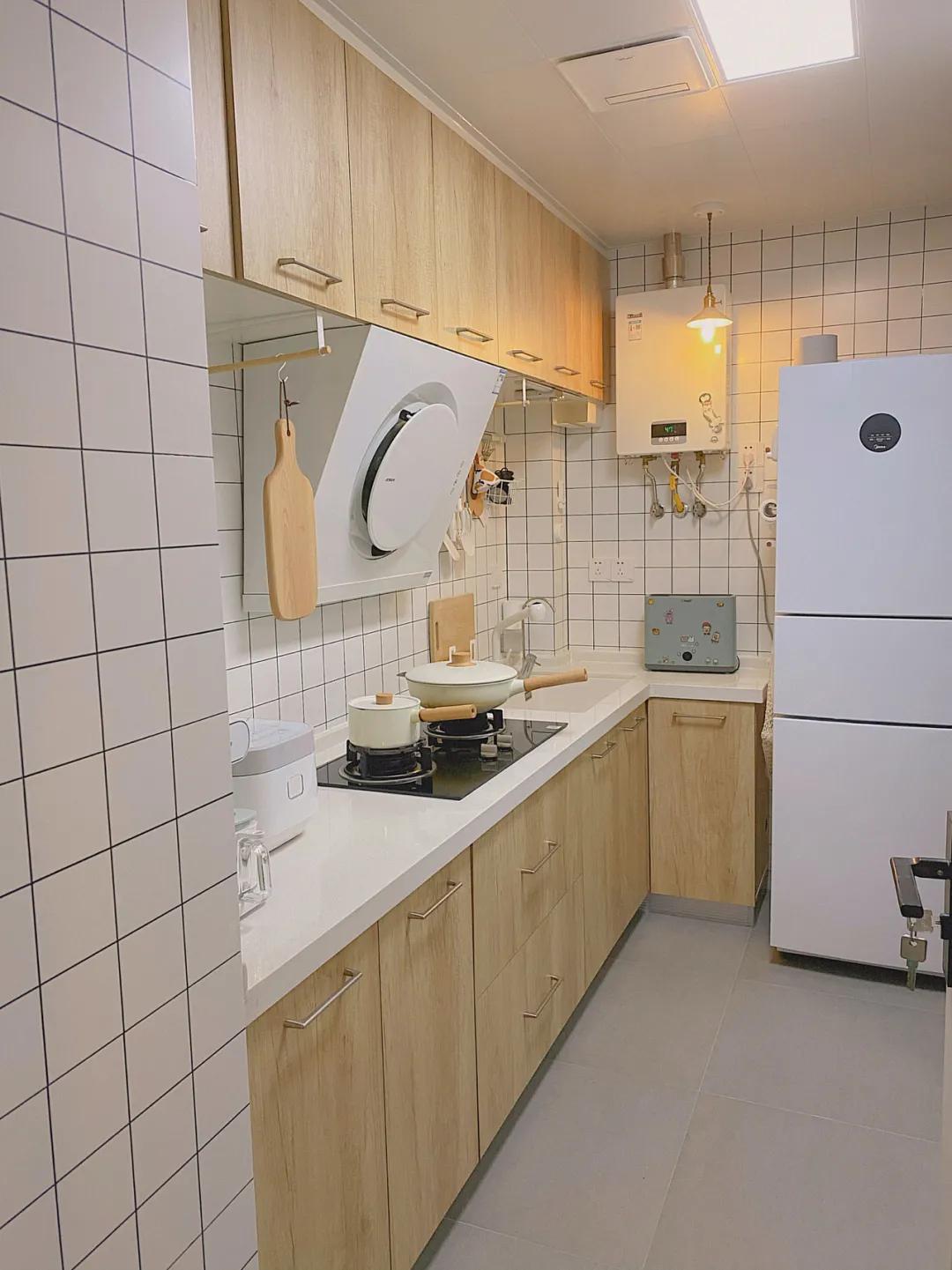 又一独居女孩爆红！买下60m²二手房，仅花4.5W装成全能“大胃王”