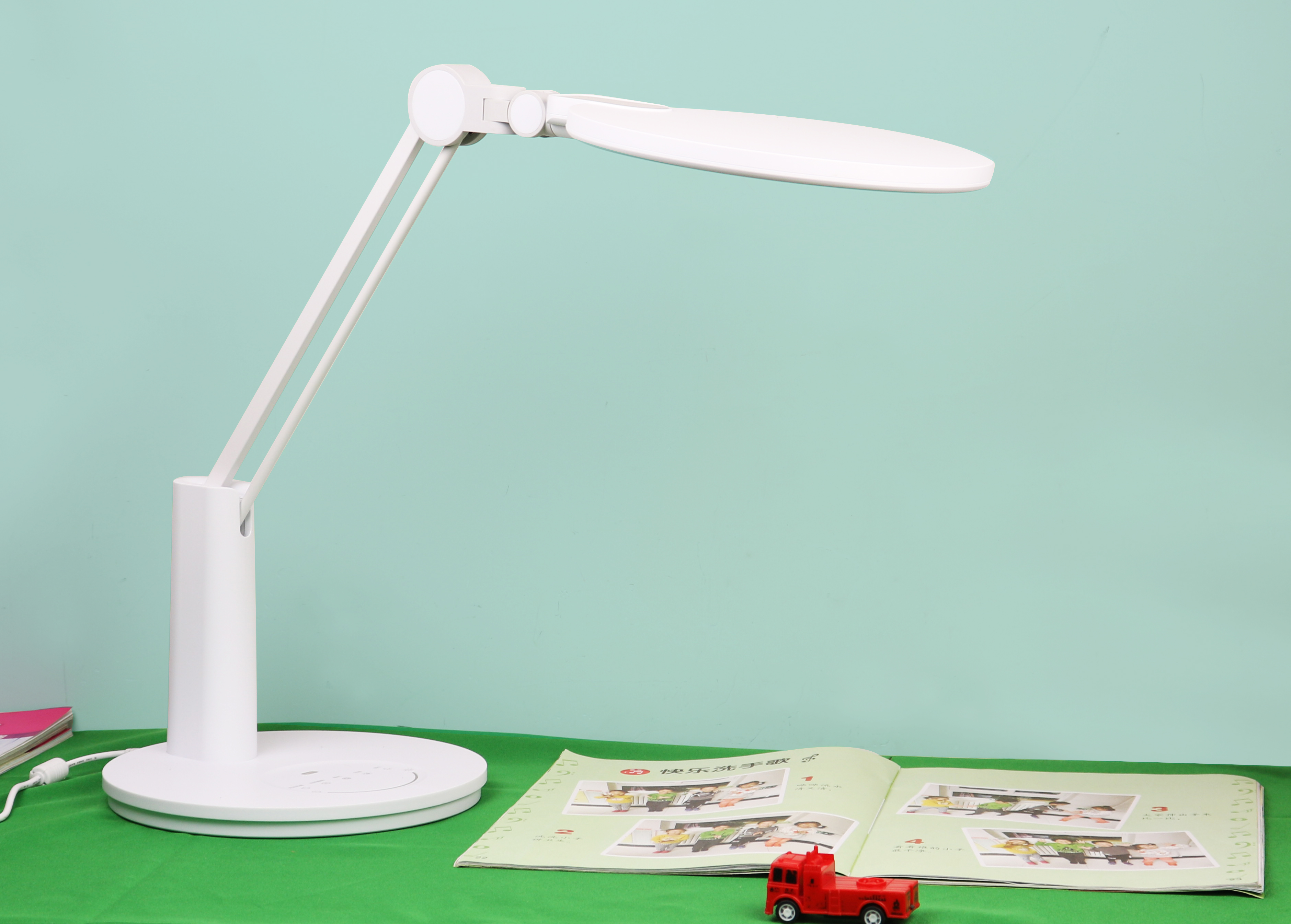 儿童智能学习护眼灯评测,自然光全光谱护眼灯