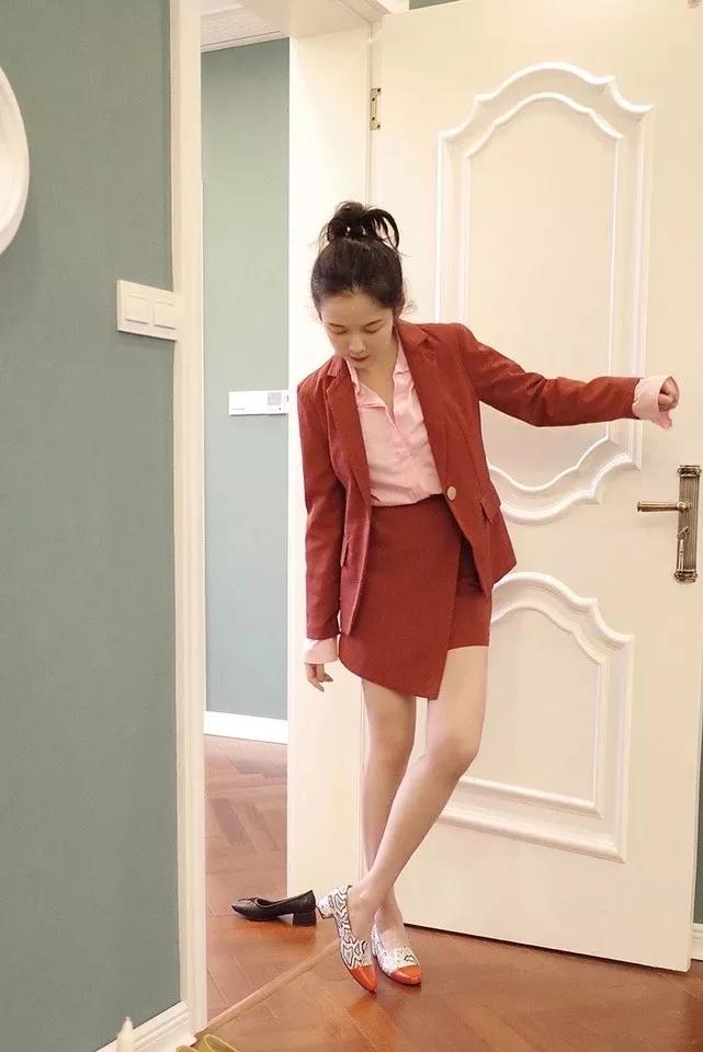 经典青色西装套裙秋冬穿搭,秋冬黑色西装连衣裙穿搭技巧