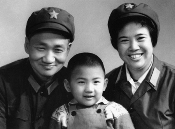 毛*东泽**亲家张文秋，两丈夫相继牺牲，狱中抚养3*女幼**，享年99岁