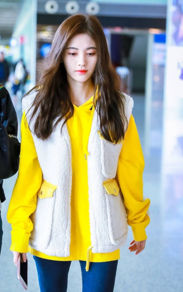 四千年美女鞠婧祎现身机场,有点矮但很真实,身高159也很美!
