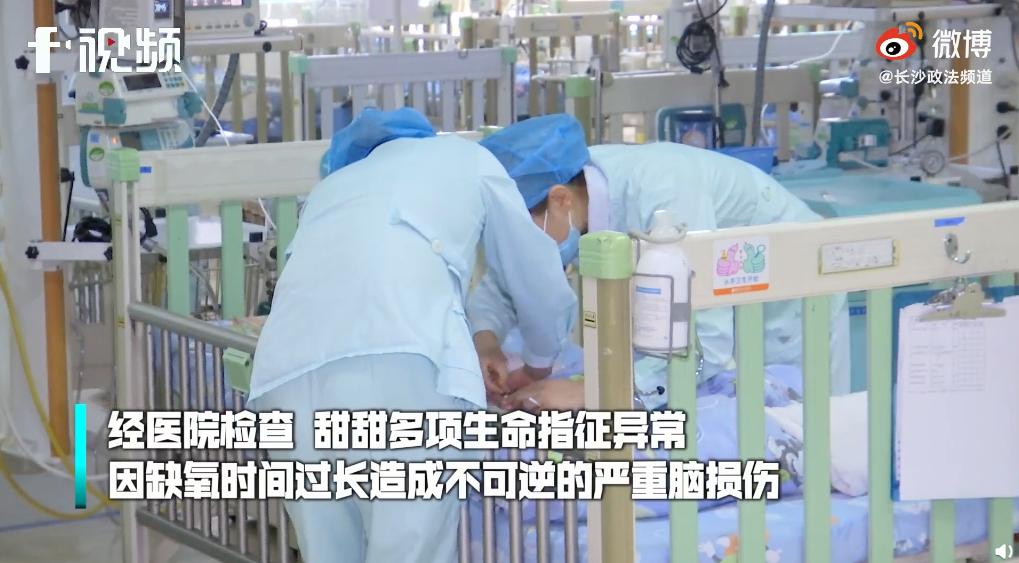 给婴儿戴游泳颈圈的方法,婴儿店如何给游泳的婴儿戴脖圈