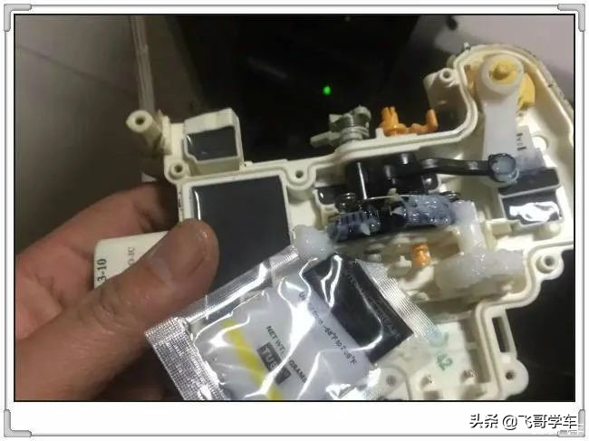 奥迪a6l门锁拆卸方法,奥迪a6l门锁打不开