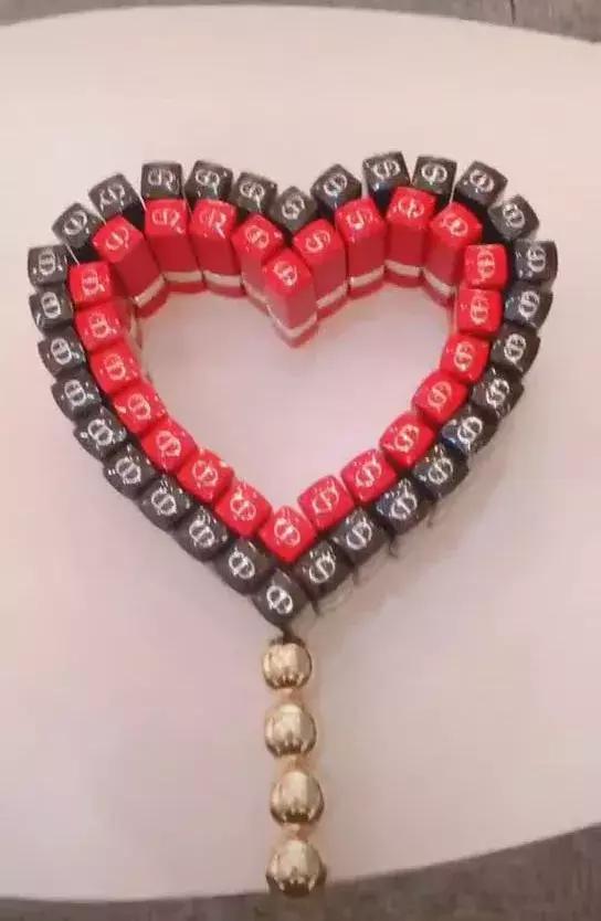 买了个保温杯,结果里面塞满了口红,这是买到假货了?