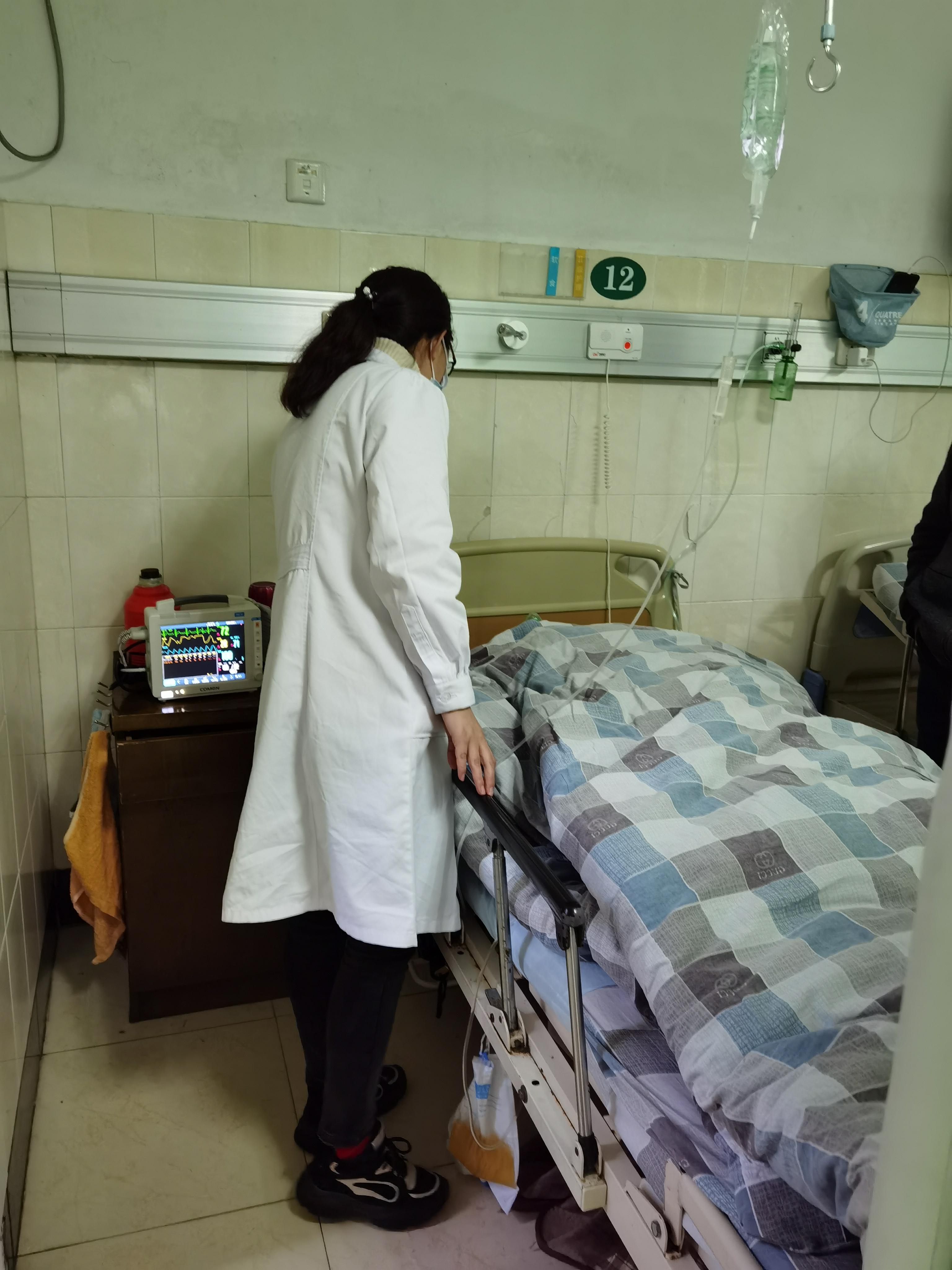 手术室护士在台上晕倒了,医生在手术台晕倒视频