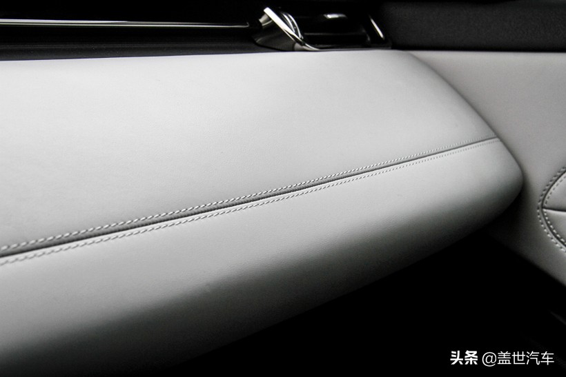 路虎揽胜极光却是个鲜活的例外,路虎揽胜极光刚性车身