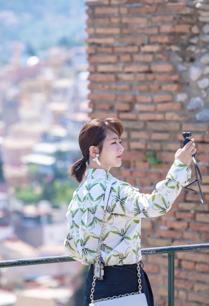 给你的衣服扎个“蝴蝶结”吧！气质甜美减龄，郑爽李沁也爱这么做