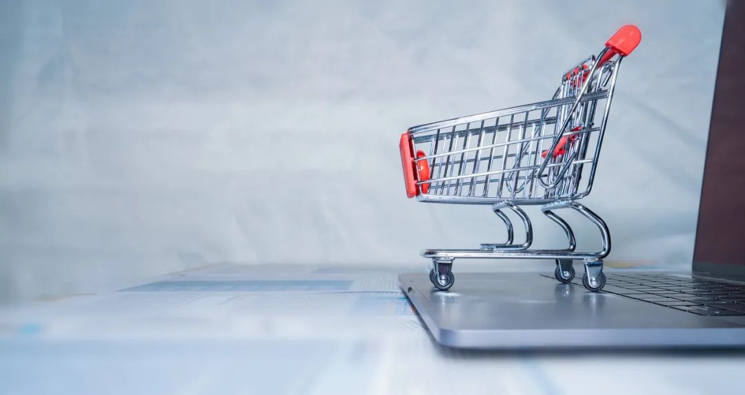 家境不好，17岁少女当起了“游戏客服”