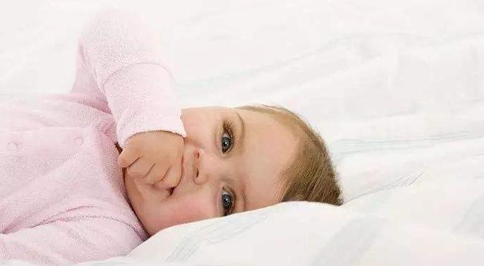 8个月儿子安静缩在角落，宝妈凑近一看被逗笑，网友：同款宝宝