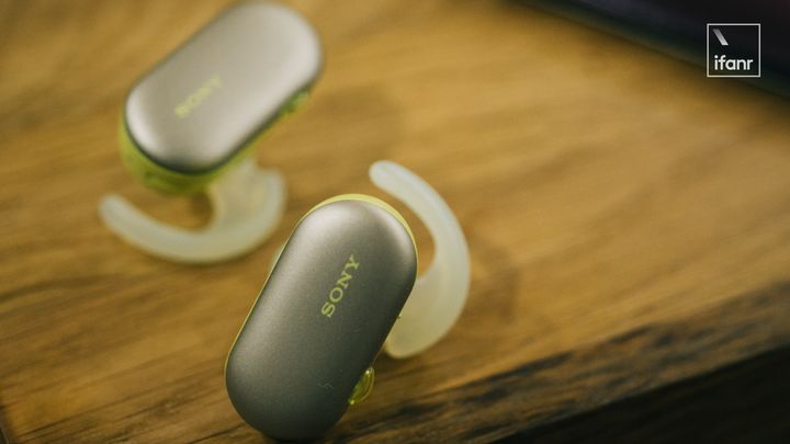 索尼wf-sp800n评测,索尼wf-sp900耳机佩戴