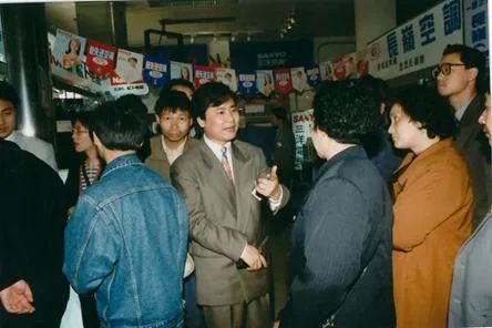 从大战刘强东黄光裕到148亿*身卖**自保,线下零售王者苏宁衰落史