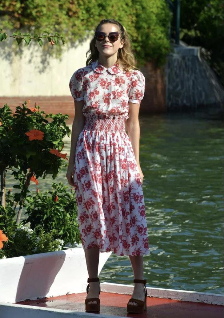 50多岁女人穿阔腿裤搭配什么鞋子,四五十岁女人穿阔腿裤