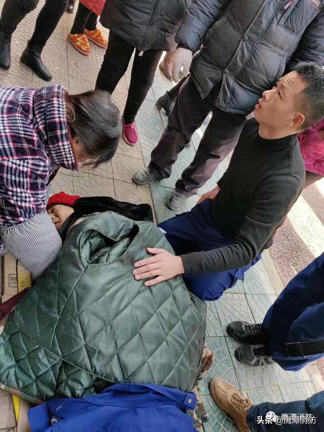 老人街头晕倒众人举动好暖心,民警救助晕倒老人小小举动暖人心