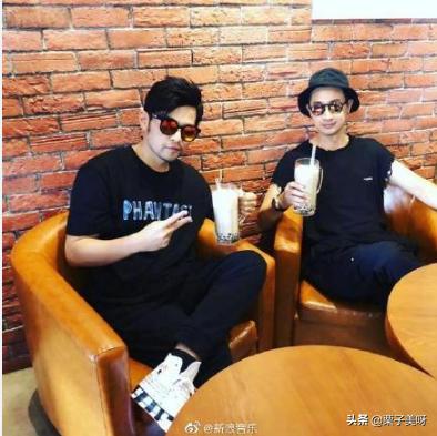 周杰伦喝奶茶吐槽,周杰伦喝奶茶互动