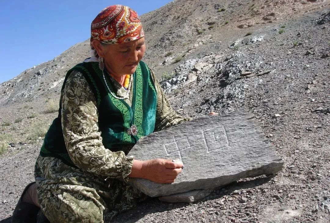 她用58年在边界刻下十万块中国石，荣获“人民楷模”称号