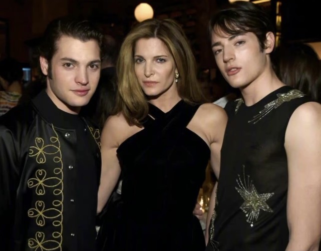 超模西摩有几个孩子,史蒂芬妮西摩儿子啥时候死的