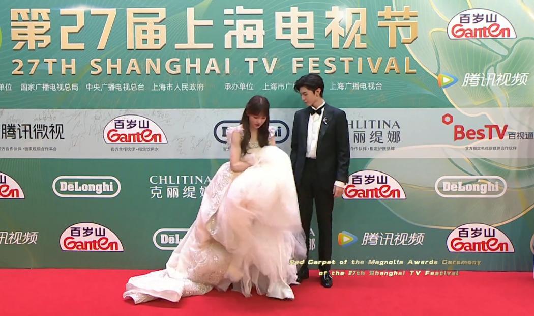 谭松韵倪妮零下4度走红毯,谭松韵吊带白纱裙争夺白玉兰视后