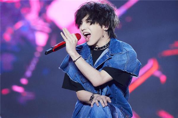 华晨宇陷入整容争议,素颜旧照被曝光,与如今的形象相差甚远