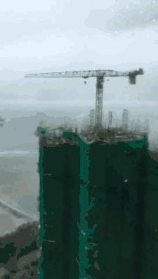 塔吊被台风吹得快速旋转,塔吊随大风旋转